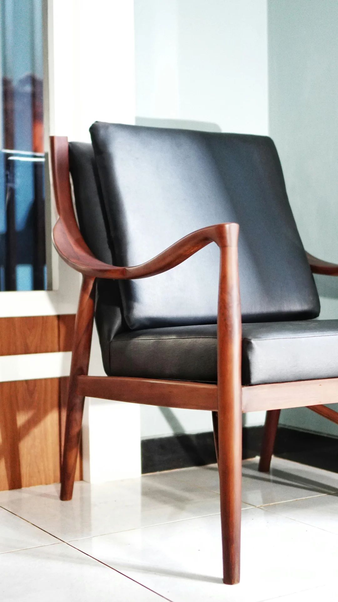 Mid-Century Modern schwarzer Lederstuhl