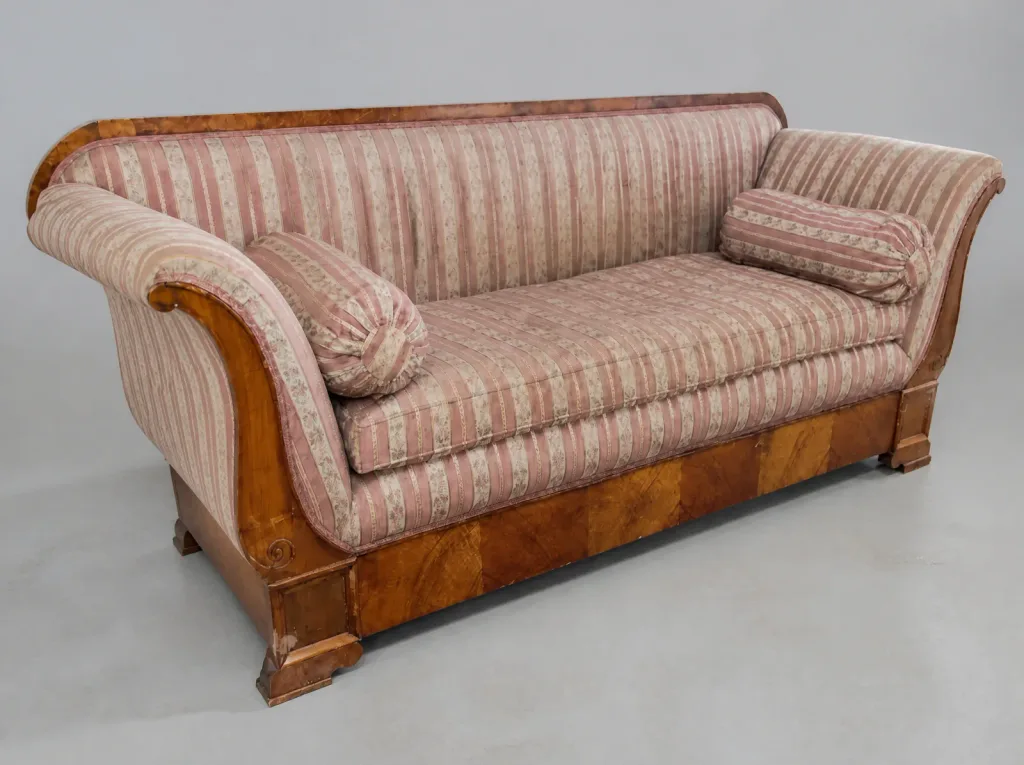 Antikes Sofa mit geschnitztem Buchenrahmen, der Bezug brüchig und verfärbt | Antiksofa Möbelrestauration Polster restaurieren in Wetzikon: Antikes Sofa mit geschnitztem Buchenrahmen, der Bezug brüchig und verfärbt, Antiksofa