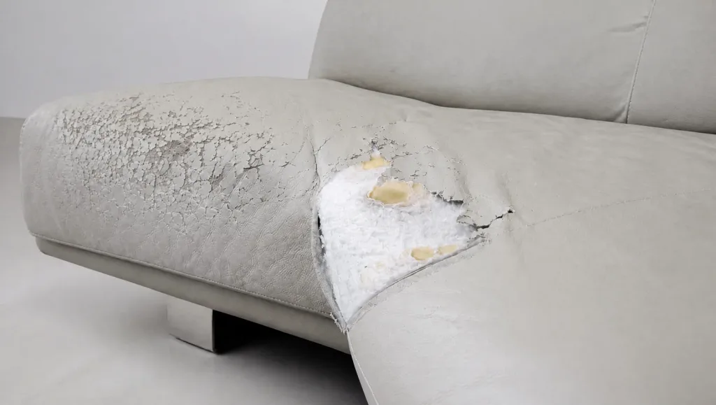 Die Rückseite mit dem alten Spannverschluss | Ledersofa Polster restaurieren Die Rückseite mit dem alten Spannverschluss: Ledersofa, Möbelrestauration bei der Egora Polsterei Wetzikon
