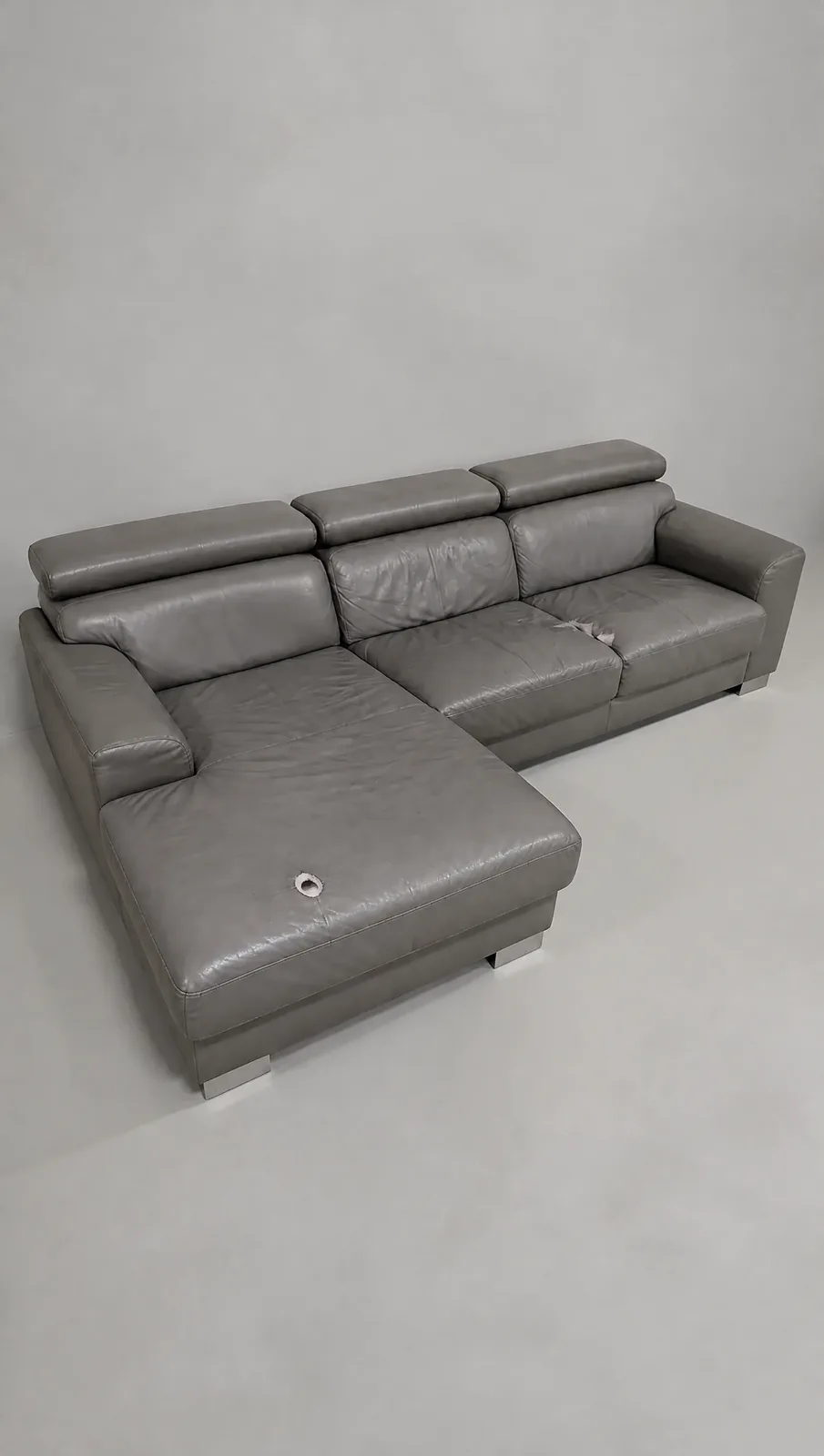 Das Fussteam mit dem Rahmen, dessen Verbindungen wir nachgeleimt haben | Ledersofa Polster restaurieren Das Fussteam mit dem Rahmen, dessen Verbindungen wir nachgeleimt haben: Ledersofa, Möbelrestauration bei der Egora Polsterei Wetzikon