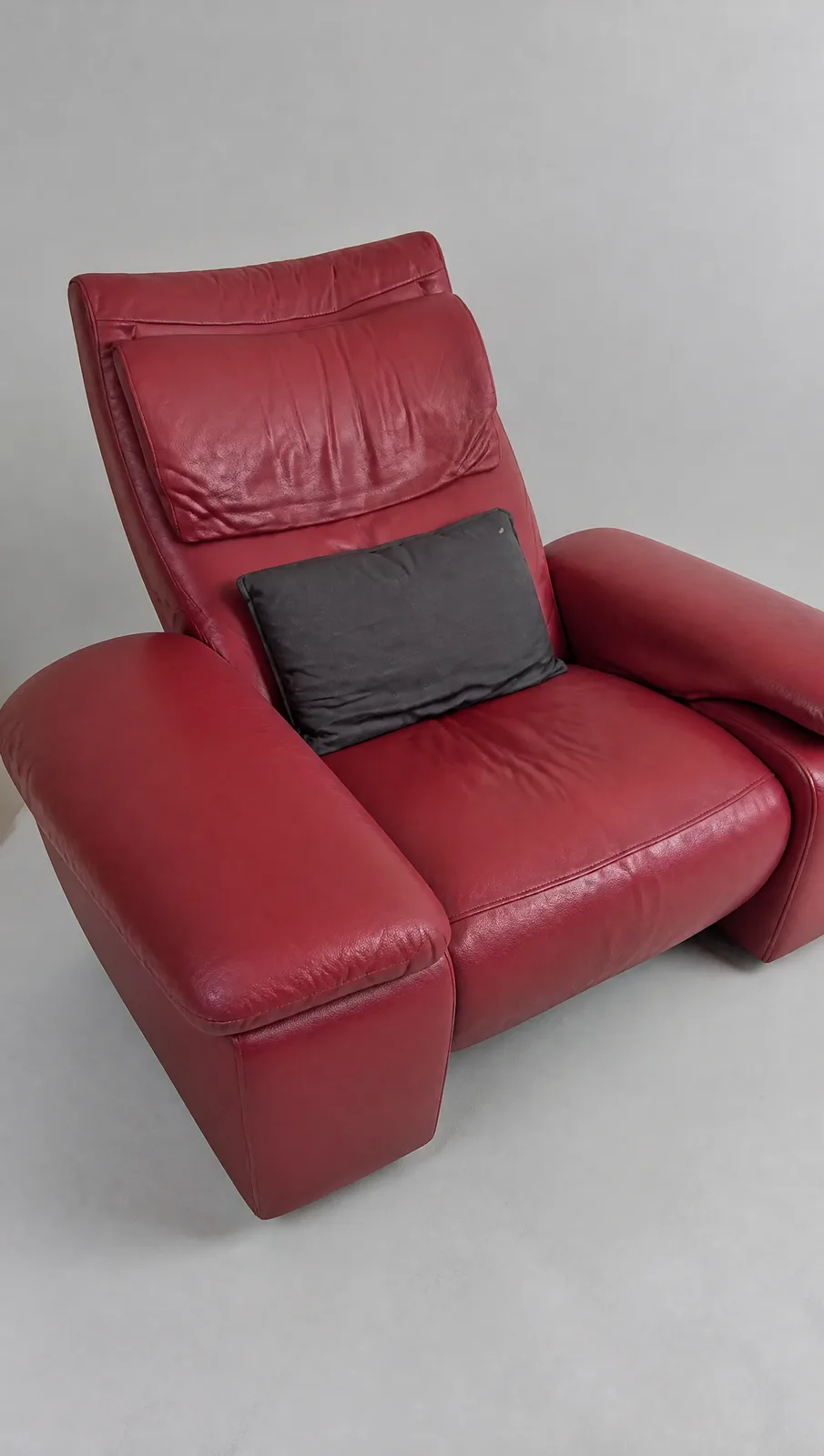 Der dunkelrote Himolla Trapez: Der Bezug ist schön gereift, doch die Sitzfläche hat ihre Der dunkelrote Himolla Trapez: Der Bezug ist schön gereift, doch die Sitzfläche hat ihre Spannung verloren | Himolla Relaxsofa, Sofa neu beziehen bei der Egora Polsterei Wetzikon