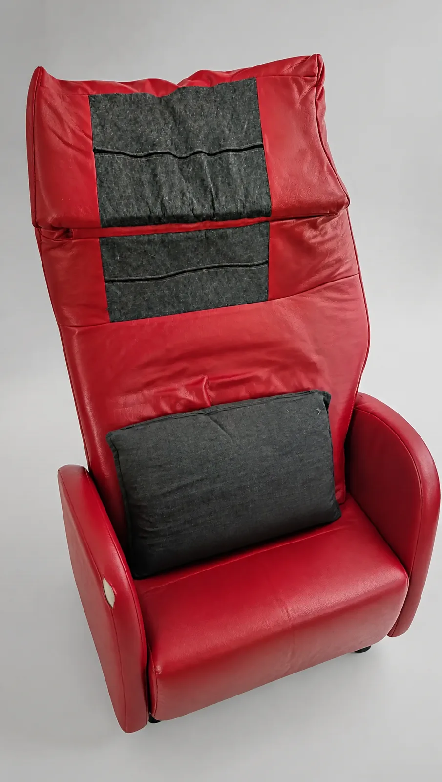 Seitliche Ansicht mit ausgeklappter Trapezarmlehne und deutlich welligem Nackenpolster | Himolla Relaxsofa Himolla Relaxsofa Neubezug: Seitliche Ansicht mit ausgeklappter Trapezarmlehne und deutlich welligem Nackenpolster