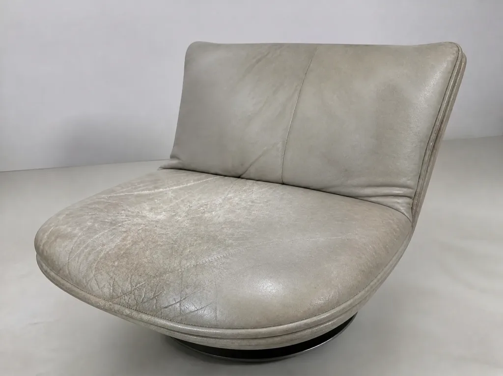 Holzschale und Armlehnenkissen, Leder mit deutlichen Gebrauchsspuren | Ledersessel Ledersofa Reparatur Holzschale und Armlehnenkissen, Leder mit deutlichen Gebrauchsspuren: Ledersessel, Lederreparatur bei der Egora Polsterei Wetzikon