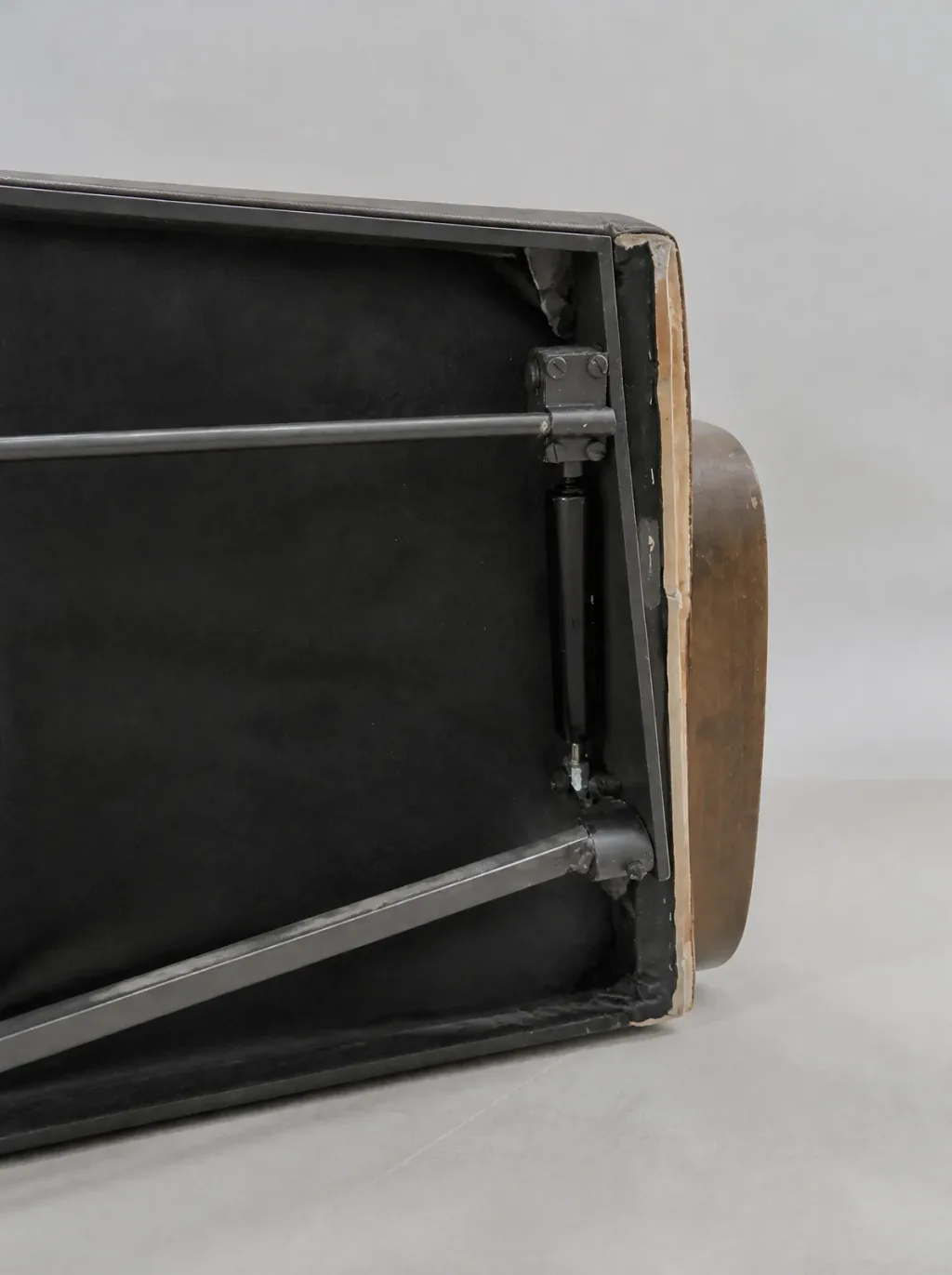 Sitzfläche mit feinen Rissen und ausgetrocknter Oberfläche | Ledersessel Lederreparatur Ledersessel Ledersofa Reparatur: Sitzfläche mit feinen Rissen und ausgetrocknter Oberfläche