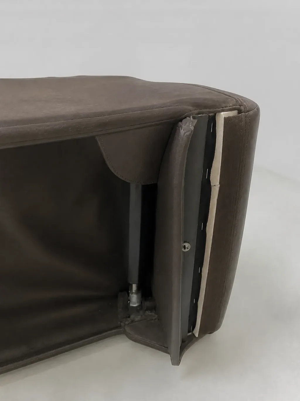 Ansicht der Mechanikseite, an der die Lehne nicht mehr einrastet | Ledersessel Ledersofa Reparatur Ansicht der Mechanikseite, an der die Lehne nicht mehr einrastet (Ledersessel, Lederreparatur im Zürcher Oberland)