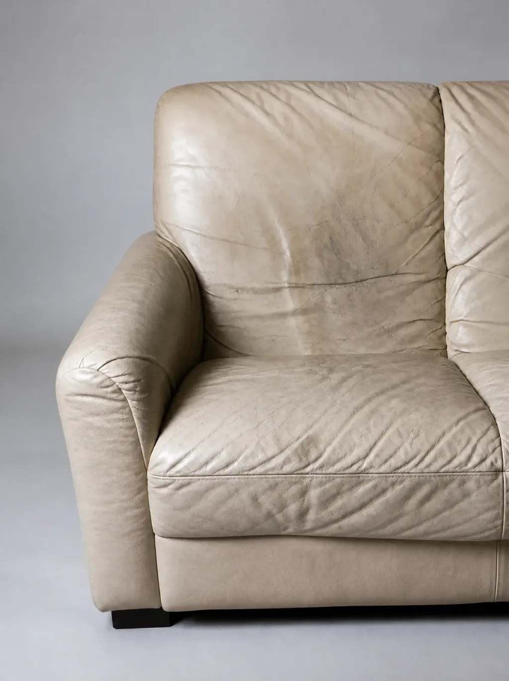 Kundenaufnahme: das DeSede-Sofa mit zusammengesessenen Kissen im Wohnraum | DeSede-Sofa Möbel reparieren Kundenaufnahme: das DeSede-Sofa mit zusammengesessenen Kissen im Wohnraum (DeSede-Sofa, Polsterreparatur im Zürcher Oberland)