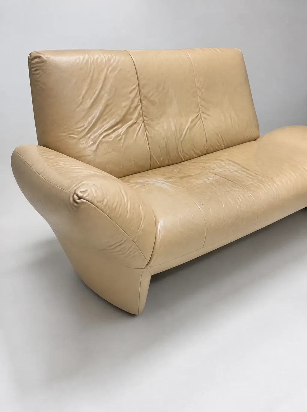 Detail: gerissener Keder und aufgewölbtes Polster an der Längsseite | DeSede-Sofa Polsterreparatur Möbel reparieren in Wetzikon | Detail: gerissener Keder und aufgewölbtes Polster an der Längsseite, DeSede-Sofa