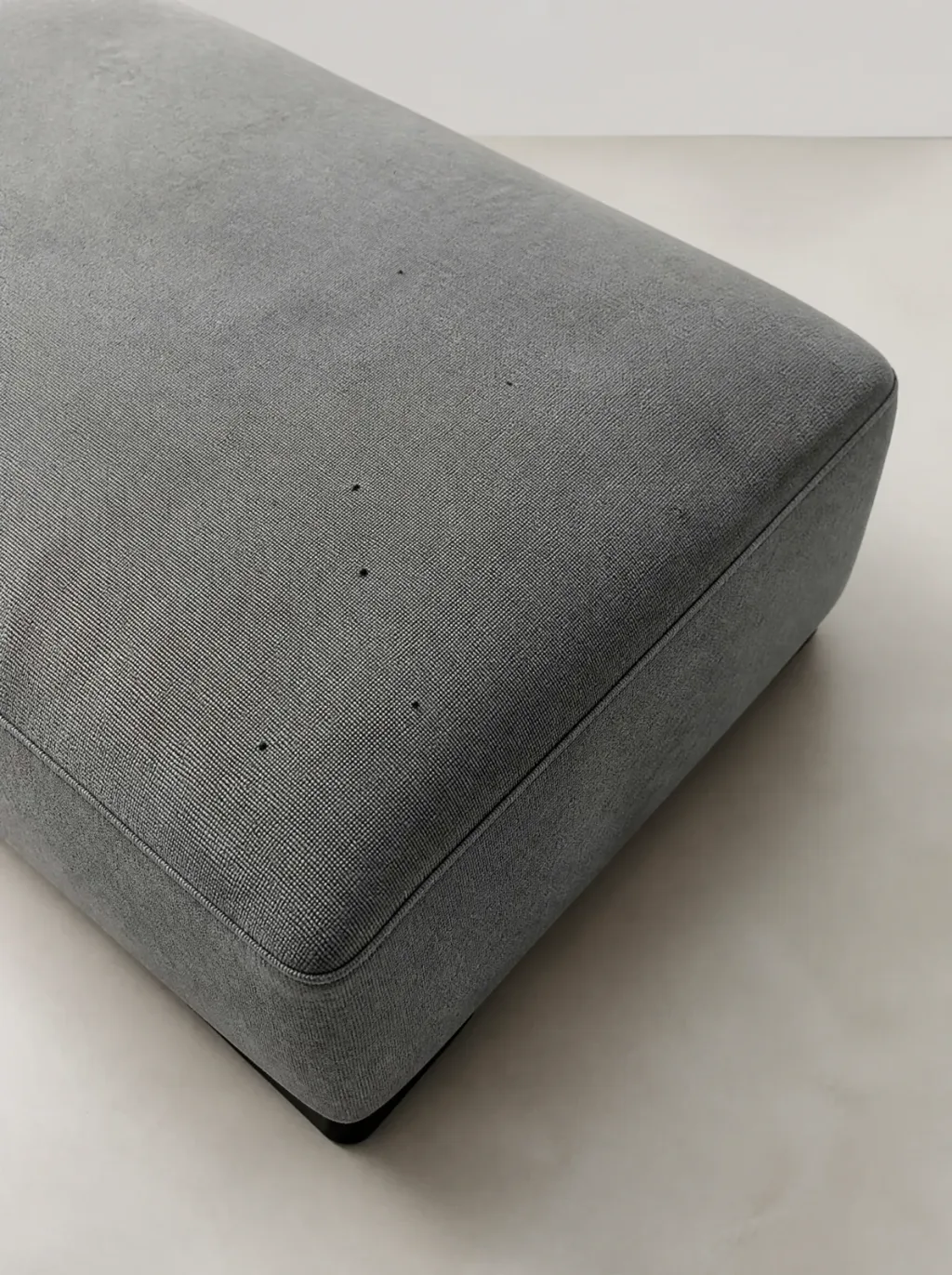 Kratzspuren am linken Seitenteil des Sofas | B&B-Italia-Sofa Sofa neu beziehen B&B-Italia-Sofa Neubezug: Kratzspuren am linken Seitenteil des Sofas
