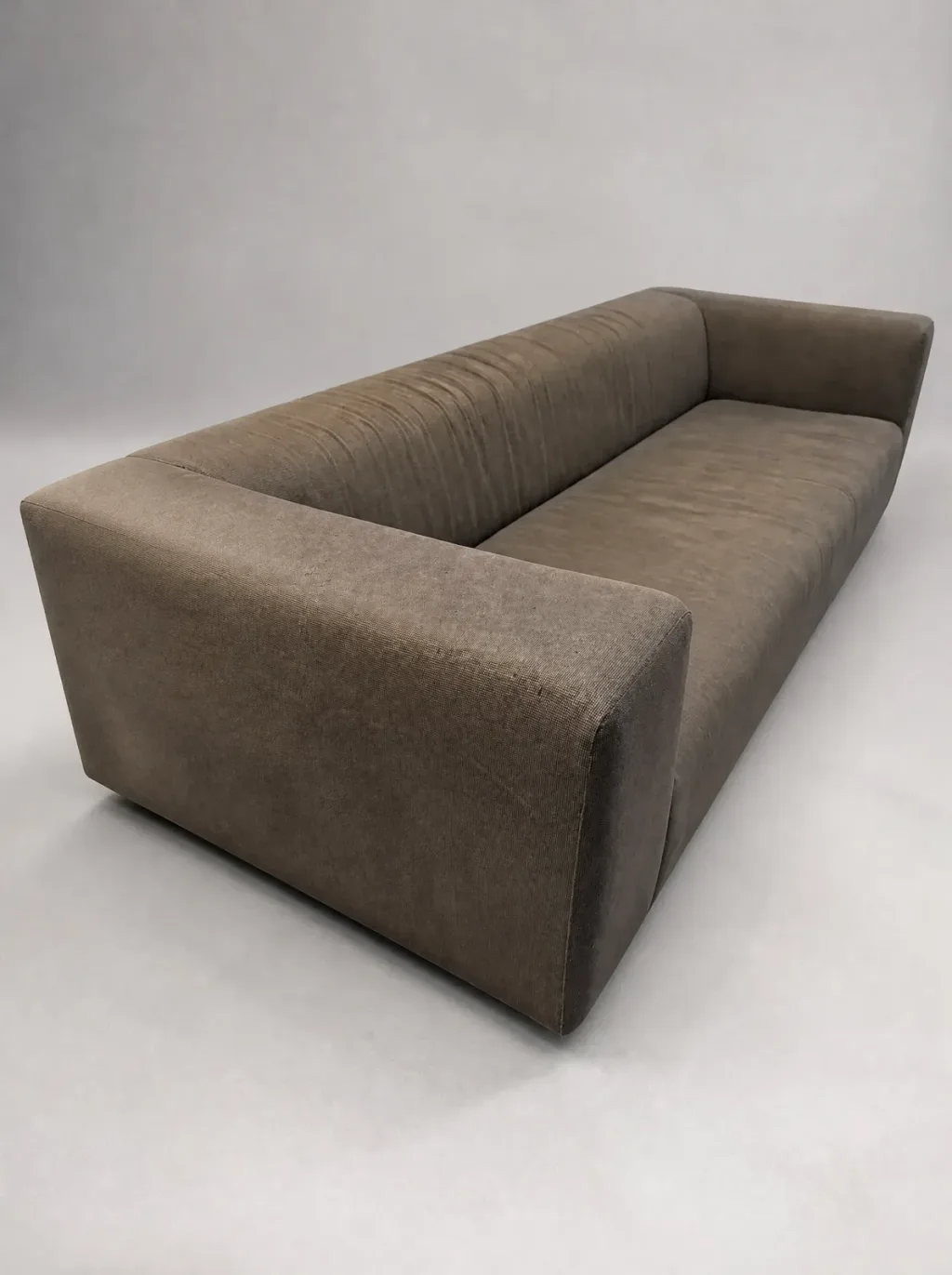 Schaden an der vorderen Sitzkante | B&B-Italia-Sofa Sofa neu beziehen Neubezug in Wetzikon: Schaden an der vorderen Sitzkante, B&B-Italia-Sofa