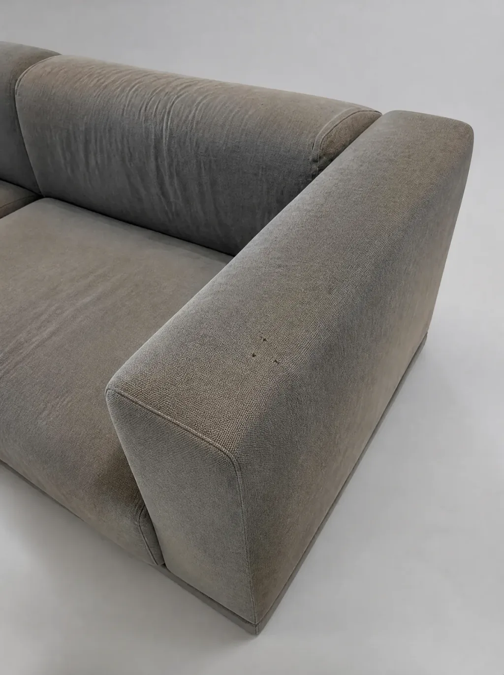 Rechtes Seitenpolster mit mehreren Kratzern | B&B-Italia-Sofa Neubezug Rechtes Seitenpolster mit mehreren Kratzern: B&B-Italia-Sofa, Sofa neu beziehen bei der Egora Polsterei Wetzikon