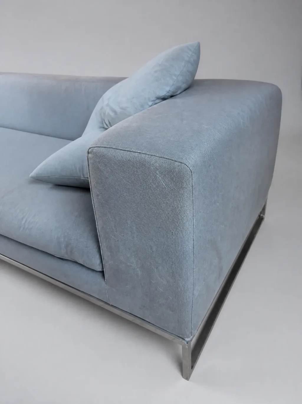 Antiker Stuhl mit schlaffem Altrosa-Bezug | B&B-Italia-Sofa Sofa neu beziehen Neubezug in Wetzikon: Antiker Stuhl mit schlaffem Altrosa-Bezug, B&B-Italia-Sofa