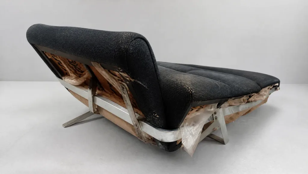 Das Daybed, der alte Bezug an der Sitzkante bereits wellig | Daybed Lotus Möbelrestauration Polster restaurieren in Wetzikon: Das Daybed, der alte Bezug an der Sitzkante bereits wellig, Daybed Lotus