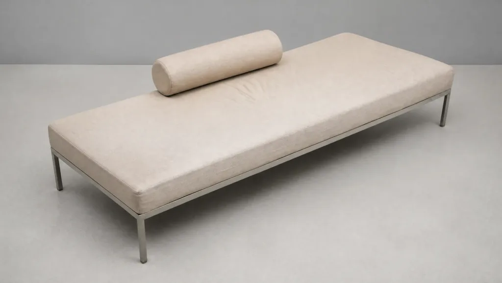 Ansicht der braunen Holzhandlehne und des Chromgestells | Daybed Lotus Polster restaurieren Ansicht der braunen Holzhandlehne und des Chromgestells: Daybed Lotus, Möbelrestauration bei der Egora Polsterei Wetzikon
