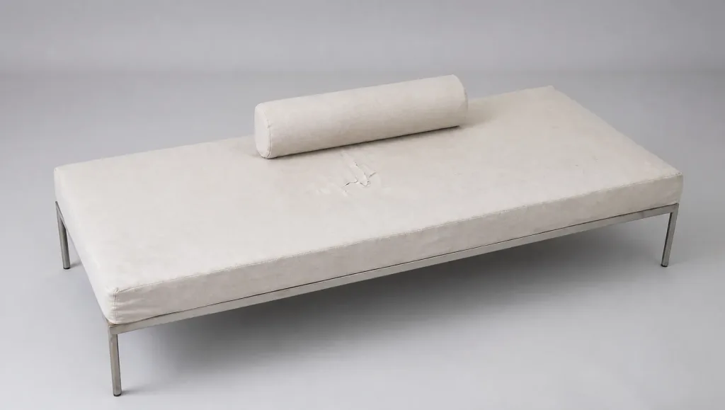 Der Rücken: Der Schaum war zerfallen, die Nosagfedern ausgehängt | Daybed Lotus Möbelrestauration Daybed Lotus Polster restaurieren | Der Rücken: Der Schaum war zerfallen, die Nosagfedern ausgehängt