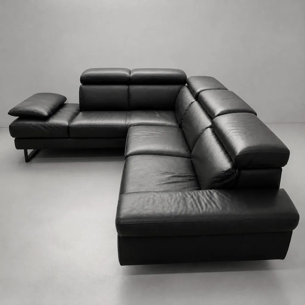 Die dunkle Ledergarnitur im Wohnraum, aufgenommen vom Kunden | Ledersofa Möbel reparieren Die dunkle Ledergarnitur im Wohnraum, aufgenommen vom Kunden (Ledersofa, Polsterreparatur im Zürcher Oberland)