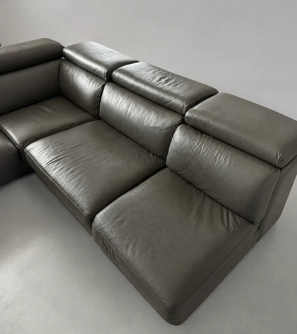 Blick auf den mittleren Teil mit der lose gewordenen Lehne | Ledersofa Polsterreparatur Möbel reparieren in Wetzikon: Blick auf den mittleren Teil mit der lose gewordenen Lehne, Ledersofa