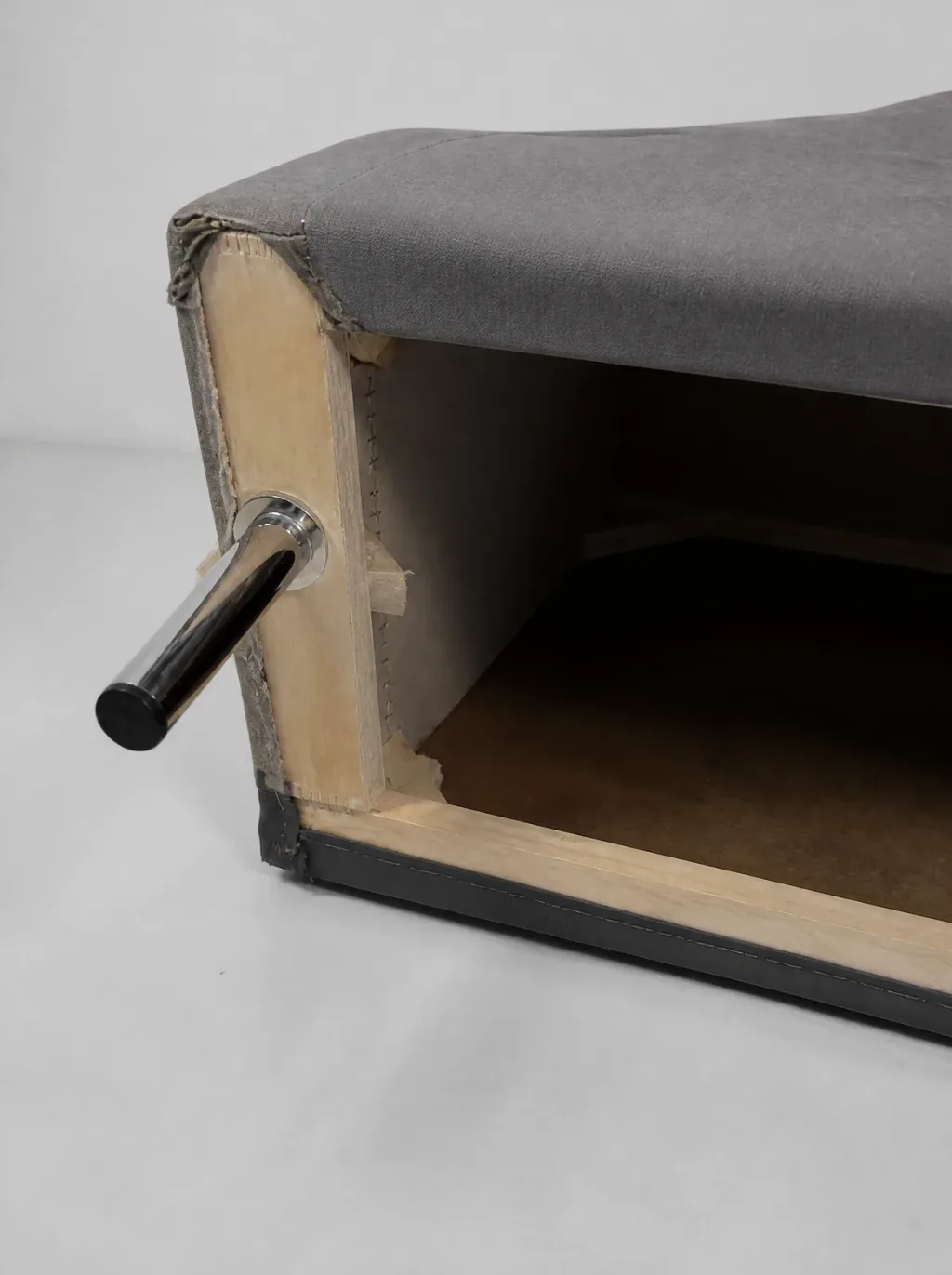Seitenansicht mit Kopfstütze und Armlehne | Ledersofa Möbel reparieren Seitenansicht mit Kopfstütze und Armlehne (Ledersofa, Polsterreparatur im Zürcher Oberland)