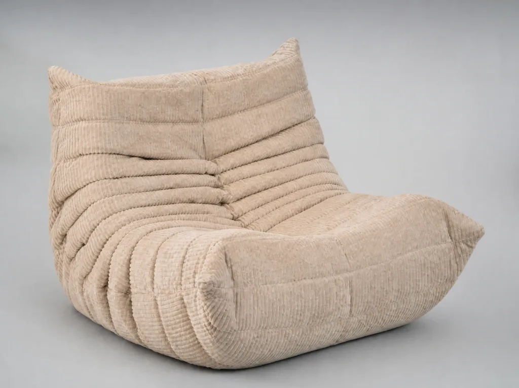Das einzelne Sesselelement in hellem Cord, die typischen Faltenwürfe noch sauber | Togo Sofa in Cord Sofa neu Togo Sofa in Cord Neubezug: Das einzelne Sesselelement in hellem Cord, die typischen Faltenwürfe noch sauber