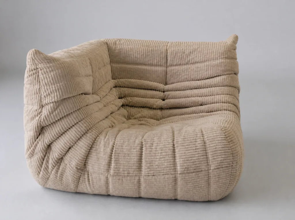 Das Eckelement, das die Richtung der Gruppe vorgibt | Togo Sofa in Cord Neubezug Das Eckelement, das die Richtung der Gruppe vorgibt (Togo Sofa in Cord, Sofa neu beziehen im Zürcher Oberland)