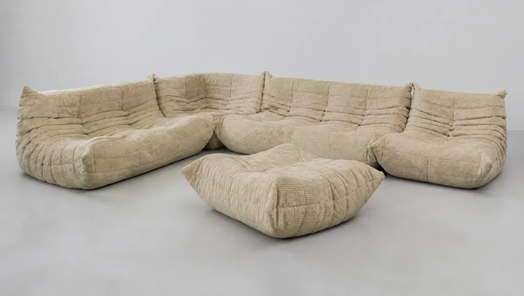 Die komplette Sofa-Kombination, wie sie bei der Kundin im Raum steht | Togo Sofa in Cord Sofa neu beziehen Neubezug in Wetzikon: Die komplette Sofa-Kombination, wie sie bei der Kundin im Raum steht, Togo Sofa in Cord