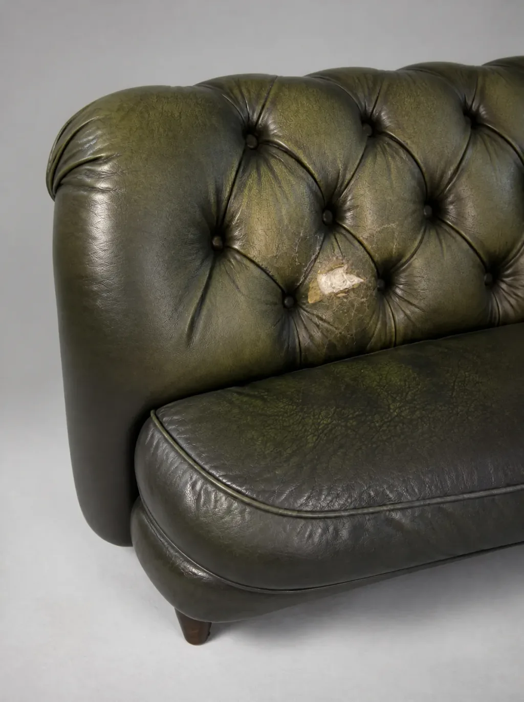 Derselbe Schaden aus anderer Perspektive, mit feinem Maschenriss im Umfeld | Chesterfield Polstergruppe Ledersofa Reparatur in Wetzikon: Derselbe Schaden aus anderer Perspektive, mit feinem Maschenriss im Umfeld, Chesterfield Polstergruppe