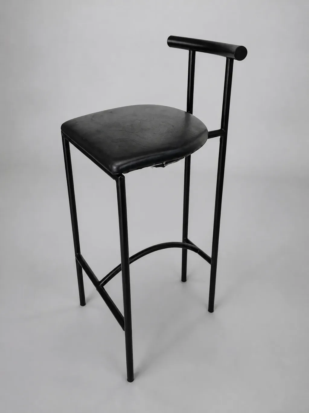 Barsitz mit abgewetzter Vorderkante, wie wir ihn vorgefunden haben | Barhocker Sofa neu beziehen Barhocker Neubezug: Barsitz mit abgewetzter Vorderkante, wie wir ihn vorgefunden haben