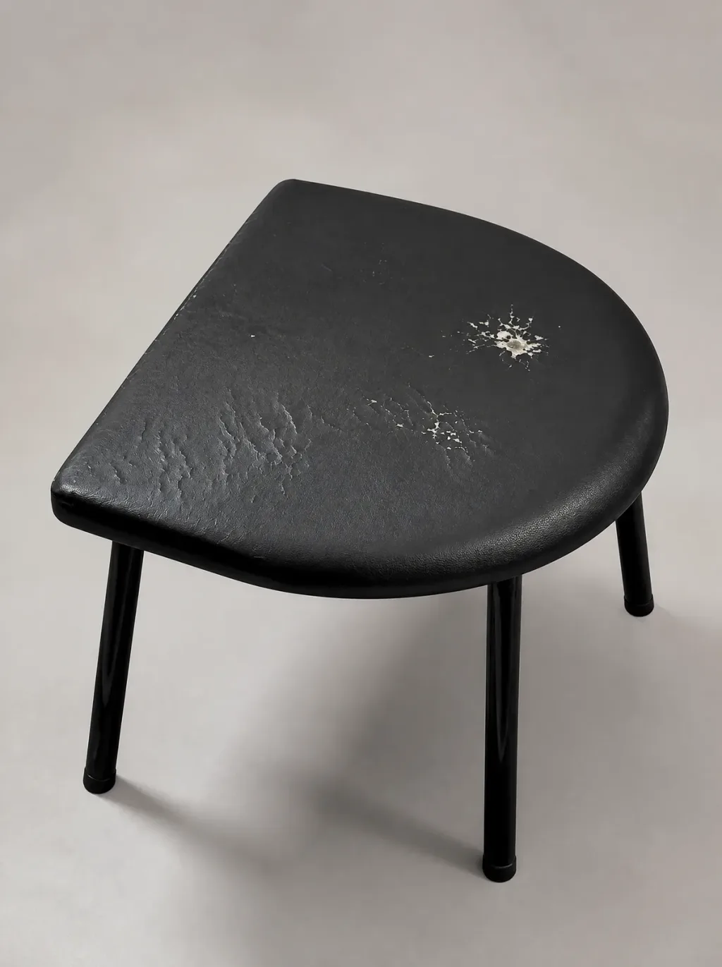 Detail der alten Naht und des dünnen Gewebes an der Kante | Barhocker Sofa neu beziehen Neubezug in Wetzikon: Detail der alten Naht und des dünnen Gewebes an der Kante, Barhocker