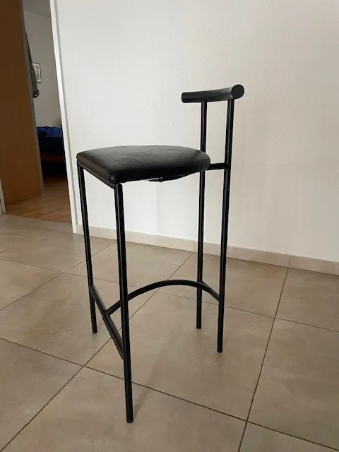 Der neue schwarze Bezug auf der Sitzfläche im Werk | Barhocker Sofa neu beziehen Der neue schwarze Bezug auf der Sitzfläche im Werk: Barhocker in der Werkstatt, Neubezug Wetzikon