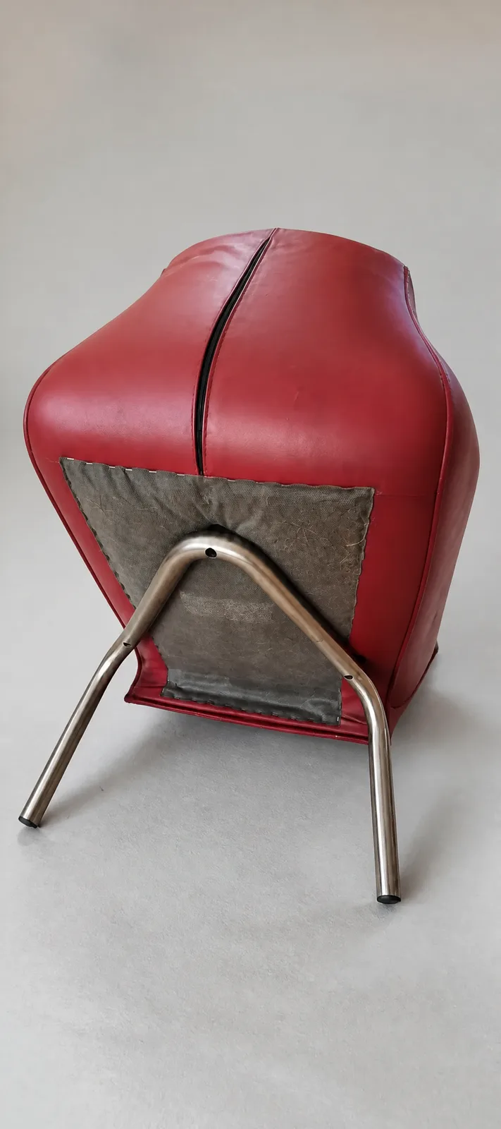 Rückseite mit original eingesetztem Reissverschluss und alter Staubbespannung | Leder-Freischwinger Rückseite mit original eingesetztem Reissverschluss und alter Staubbespannung: Leder-Freischwinger, Polstermöbel nach Mass bei der Egora Polsterei Wetzikon