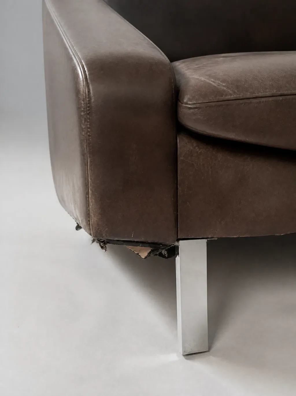 Die vollständig geöffnete Naht an der linken Armlehne | Ledersofa Sofa neu beziehen Neubezug in Wetzikon: Die vollständig geöffnete Naht an der linken Armlehne, Ledersofa