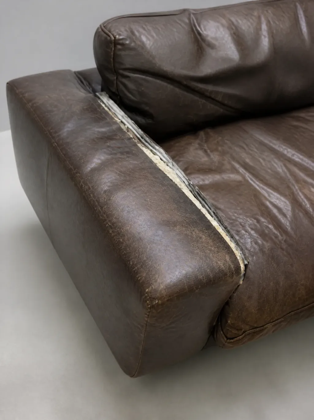 Detail des abgelösten Stoffes an der Unterseite | Ledersofa Neubezug Detail des abgelösten Stoffes an der Unterseite: Ledersofa, Sofa neu beziehen bei der Egora Polsterei Wetzikon