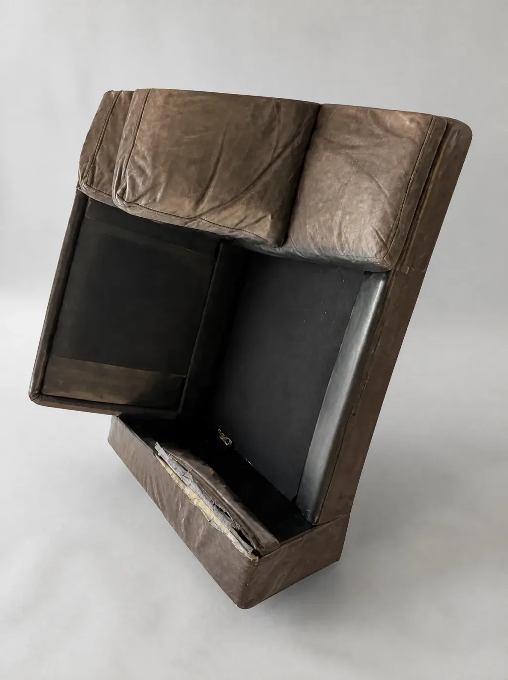 Rahmen und Unterkonstruktion nach dem Abzug des Bezugs | Ledersofa Neubezug Rahmen und Unterkonstruktion nach dem Abzug des Bezugs: Ledersofa, Sofa neu beziehen bei der Egora Polsterei Wetzikon