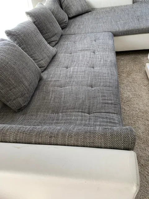 Die Sitzseite mit den verletzten Lederelementen unterhalb der Polster | Ecksofa mit Ledersockel Sofa neu Die Sitzseite mit den verletzten Lederelementen unterhalb der Polster: Ecksofa mit Ledersockel in der Werkstatt, Neubezug Wetzikon