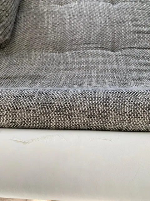 Schadstelle an der Aussenkante direkt unter dem Sitzkissen | Ecksofa mit Ledersockel Sofa neu beziehen Schadstelle an der Aussenkante direkt unter dem Sitzkissen (Ecksofa mit Ledersockel, Neubezug bei der Egora Polsterei)
