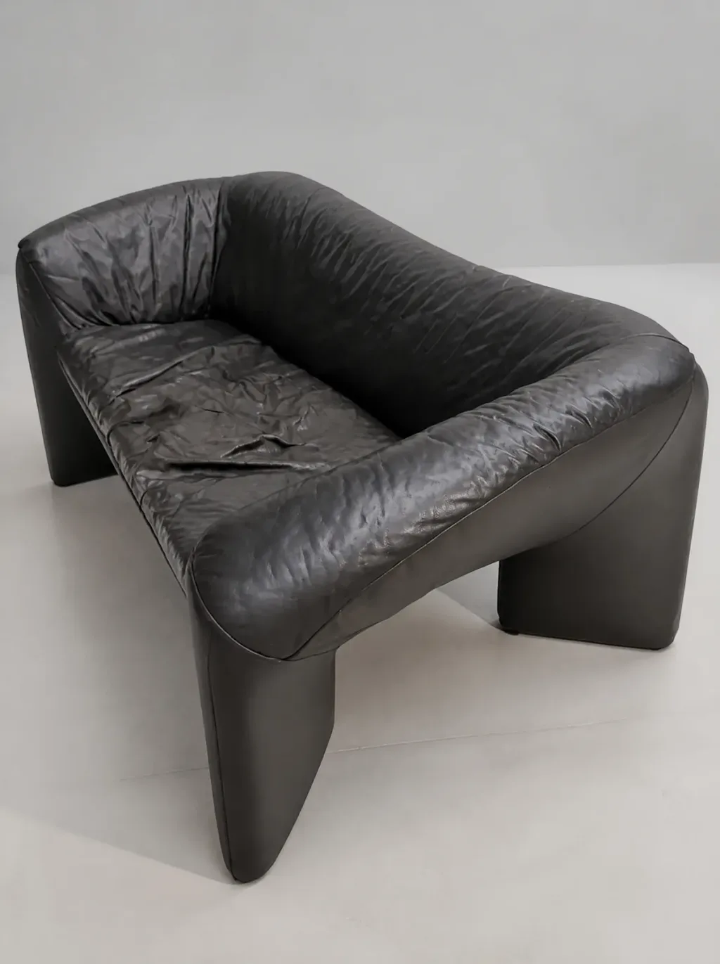 Detail der welligen Lederfläche mit gedehnten Nähten an der Vorderkante | Chaiselongue Neubezug Detail der welligen Lederfläche mit gedehnten Nähten an der Vorderkante (Chaiselongue, Sofa neu beziehen im Zürcher Oberland)