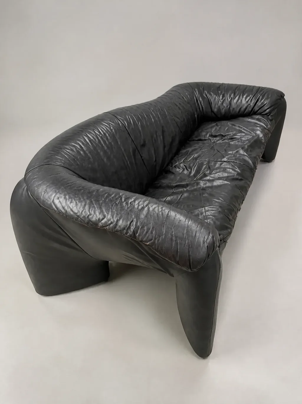 Seitenansicht: Der Korpus ist noch straff, nur die Mitte gibt nach | Chaiselongue Sofa neu beziehen Neubezug in Wetzikon | Seitenansicht: Der Korpus ist noch straff, nur die Mitte gibt nach, Chaiselongue