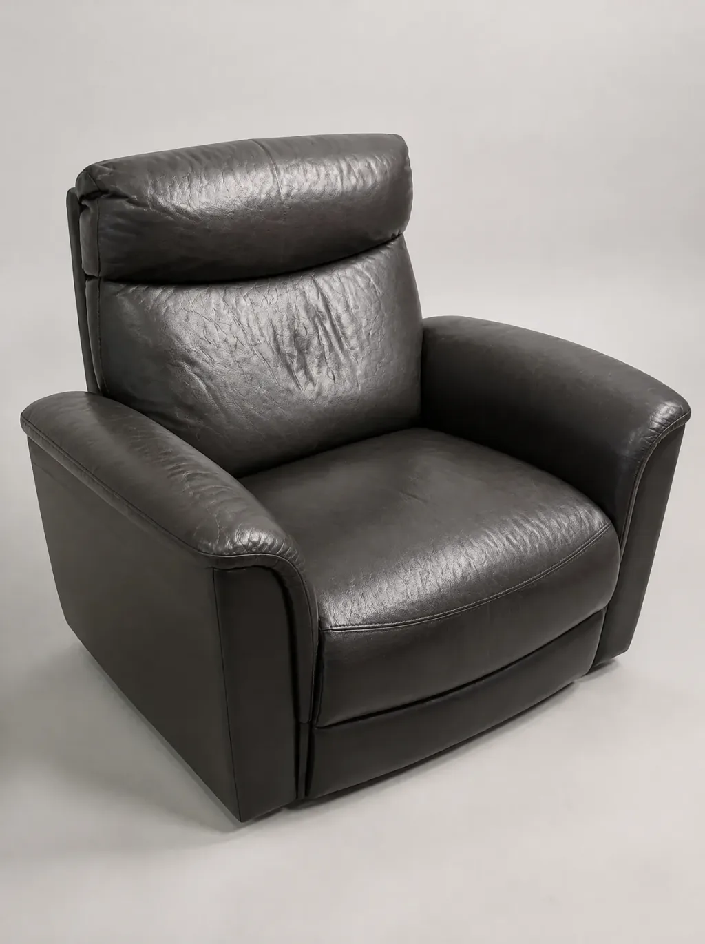 Blick von vorn auf die durchgelegene Sitzfläche | Chaiselongue Neubezug Blick von vorn auf die durchgelegene Sitzfläche: Chaiselongue, Sofa neu beziehen bei der Egora Polsterei Wetzikon