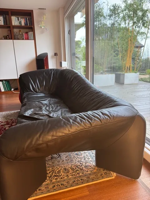 Nach dem Neubezug: Die Chaiselongue im Tageslicht, die Mitte wieder eben | Chaiselongue Neubezug Werkstattarbeit Sofa neu beziehen | Nach dem Neubezug: Die Chaiselongue im Tageslicht, die Mitte wieder eben, Chaiselongue
