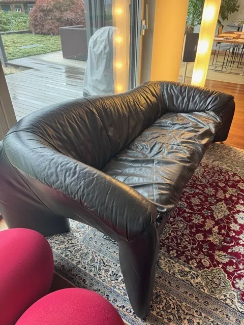 Schrägansicht von der Sitzseite her, mit sauber gearbeiteter Kante | Chaiselongue Sofa neu beziehen Schrägansicht von der Sitzseite her, mit sauber gearbeiteter Kante (Chaiselongue, Neubezug bei der Egora Polsterei)