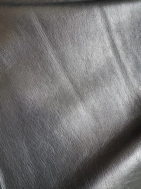 Nahaufnahme des neuen Anilinleders mit feiner Narbung | Chaiselongue Neubezug Aus der Polsterwerkstatt Egora: Nahaufnahme des neuen Anilinleders mit feiner Narbung (Chaiselongue, Sofa neu beziehen)