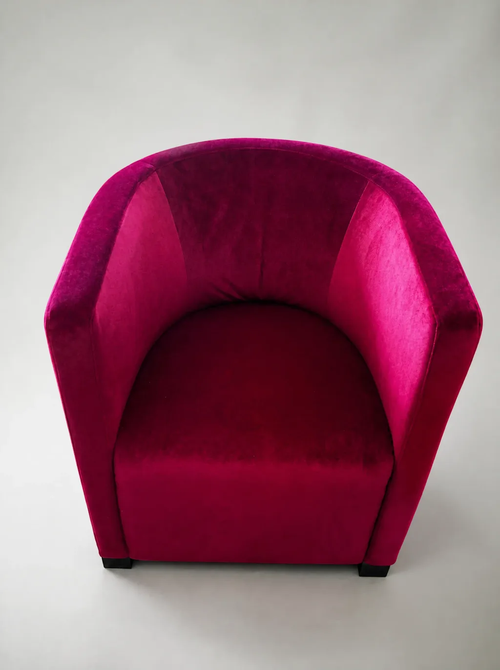 Cocktailsessel in fuchsiafarbenem Samt | Sessel neu beziehen Cocktailsessel in fuchsiafarbenem Samt: Möbelpolsterei bei der Egora Polsterei in Wetzikon