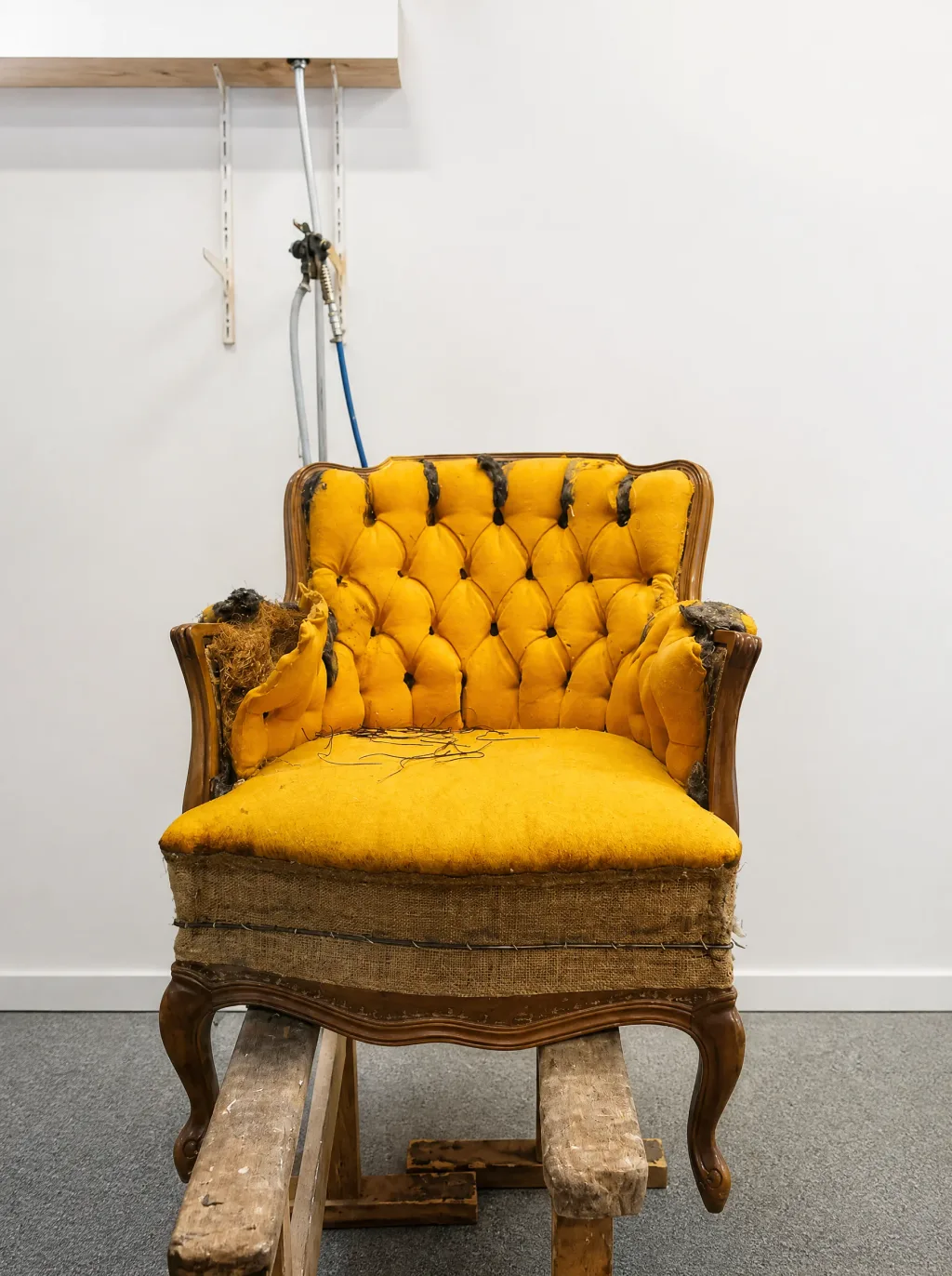 Chesterfield-Sessel in Senfgelb mit Knopfheftung | Chesterfield Chesterfield-Sessel in Senfgelb mit Knopfheftung: Polsterarbeit in der Werkstatt der Egora Polsterei