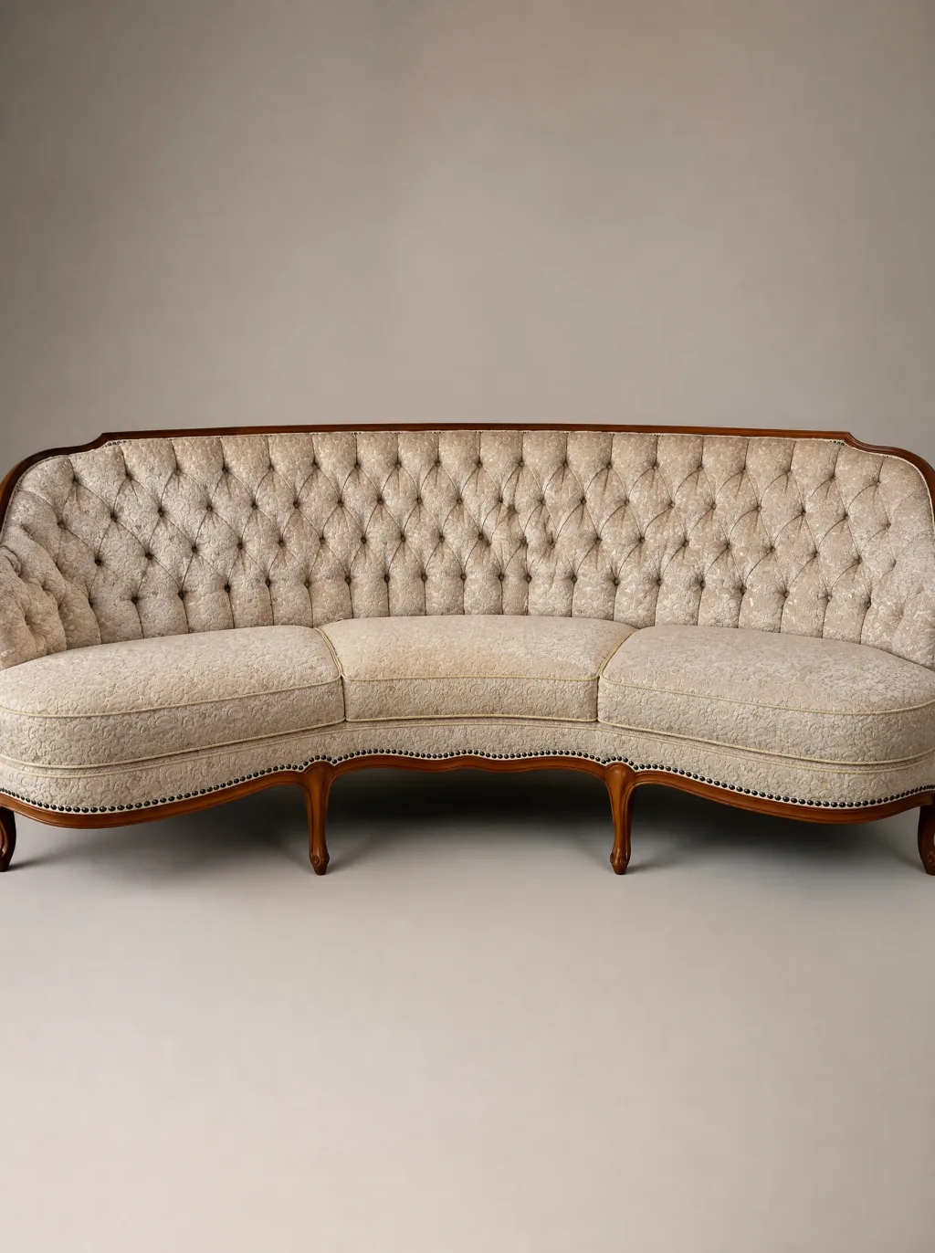 Nieren-Sofa in Damast Creme und Gold (Detailansicht) | Sofa neu beziehen Nieren-Sofa in Damast Creme und Gold (Detailansicht): Möbelrestauration bei der Egora Polsterei in Wetzikon