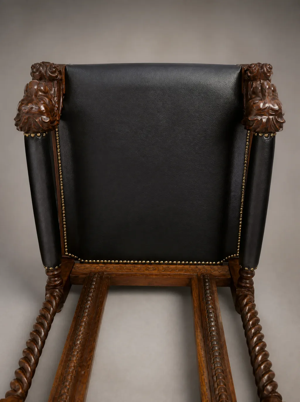 Thronsessel in schwarzem Leder mit Schnitzwerk (Rückansicht) | Leder-Atelier Thronsessel in schwarzem Leder mit Schnitzwerk (Rückansicht): Möbelrestauration bei der Egora Polsterei in Wetzikon