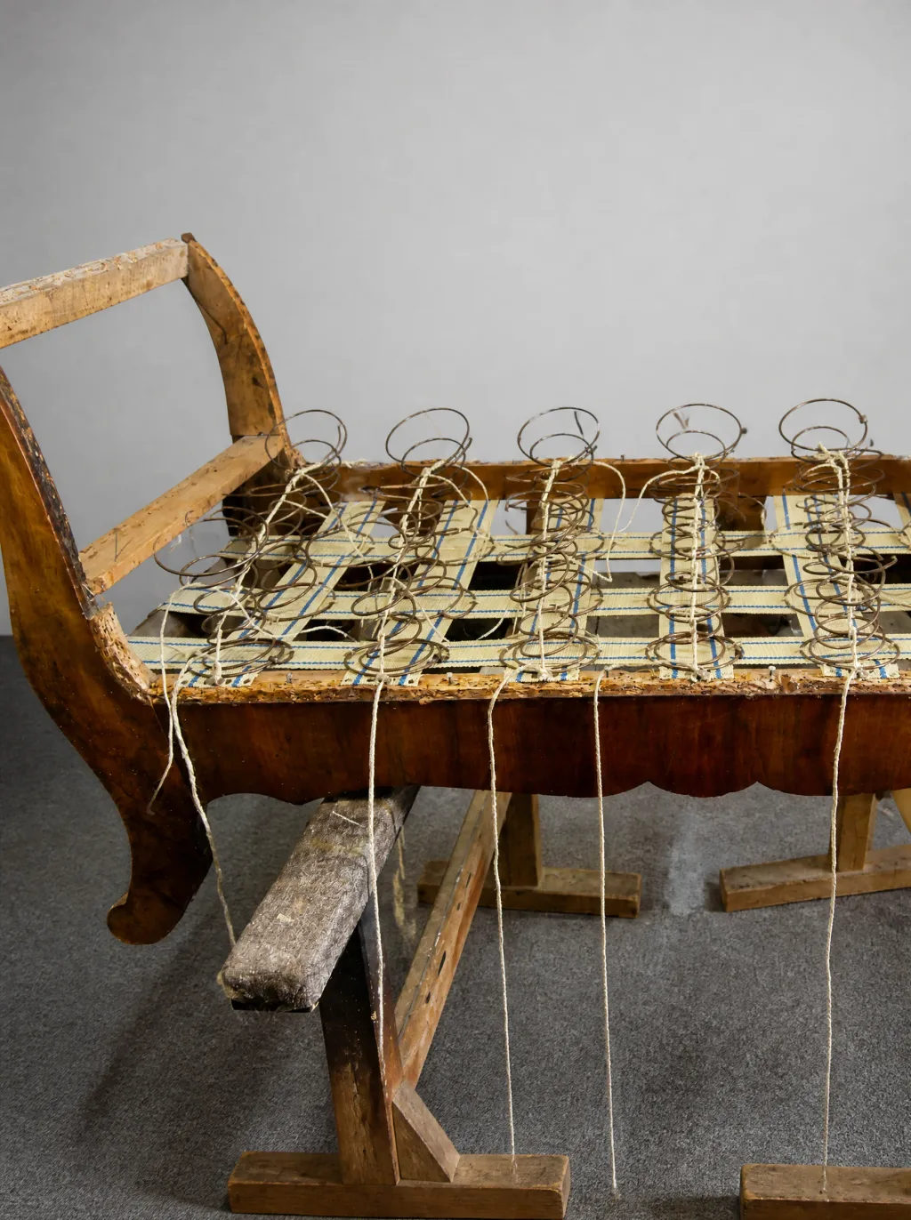 Daybed in Honigwabenmuster und Gold | Antike Möbel restaurieren Daybed in Honigwabenmuster und Gold: Polsteratelier bei der Egora Polsterei in Wetzikon