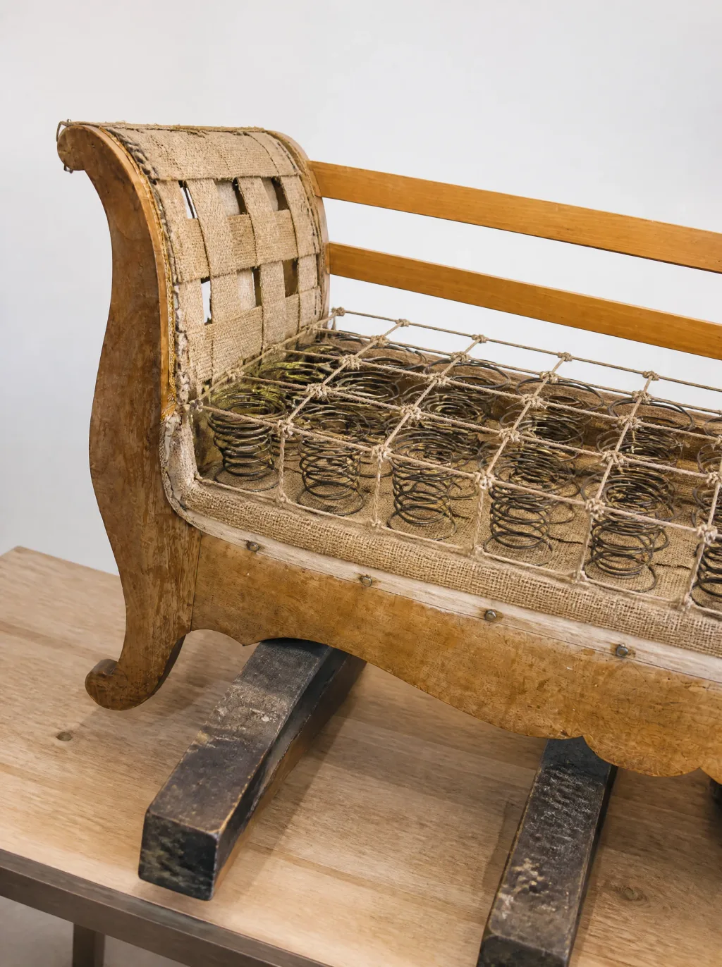 Daybed mit geschwungenen Holzseiten | Möbelrestauration Daybed mit geschwungenen Holzseiten: Polsterarbeit in der Werkstatt der Egora Polsterei