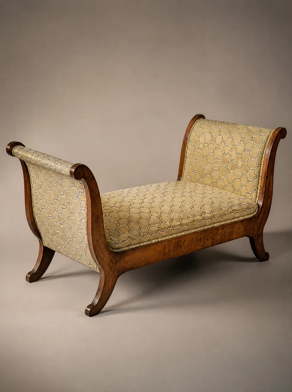 Daybed mit goldfarbenem Steppbezug | Antike Möbel restaurieren Daybed mit goldfarbenem Steppbezug: Polsteratelier bei der Egora Polsterei in Wetzikon