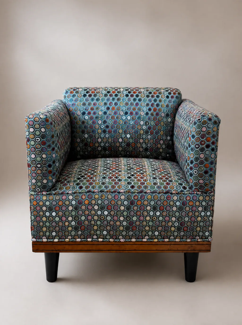 Würfelsessel mit Mosaik-Wollstoff | Polstermöbel nach Mass Würfelsessel mit Mosaik-Wollstoff: Polsterarbeit in der Werkstatt der Egora Polsterei