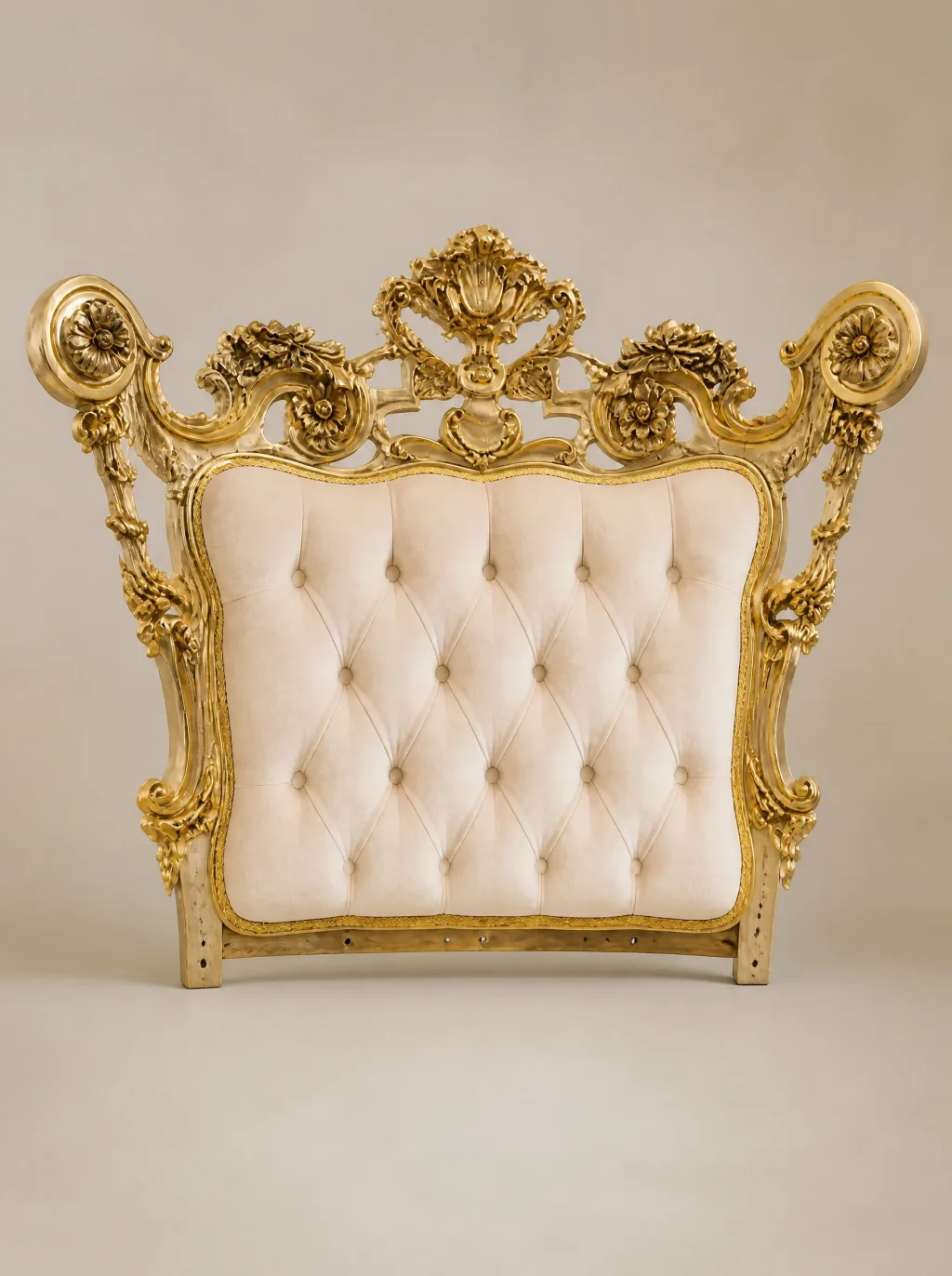 Barock-Thronsessel und Kopfteil in Weiss und Gold | Möbelrestauration Barock-Thronsessel und Kopfteil in Weiss und Gold: antike Möbel restaurieren bei der Egora Polsterei in Wetzikon