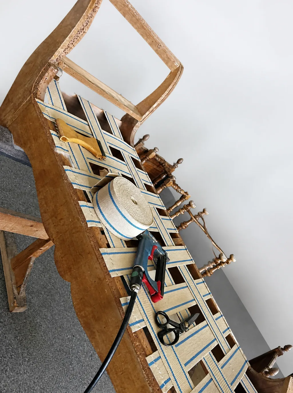 Stuhlgestell mit Gurtband-Gurtung im Detail (Detailansicht) | Stühle polstern Stuhlgestell mit Gurtband-Gurtung im Detail: Polsterarbeit in der Werkstatt der Egora Polsterei (Detailansicht)